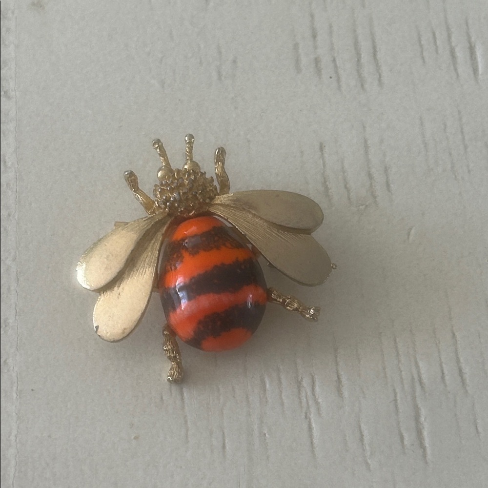 Vintage Gold Tone Bee Brooch: Orange Black Enamel Rhinestone Figural Pin